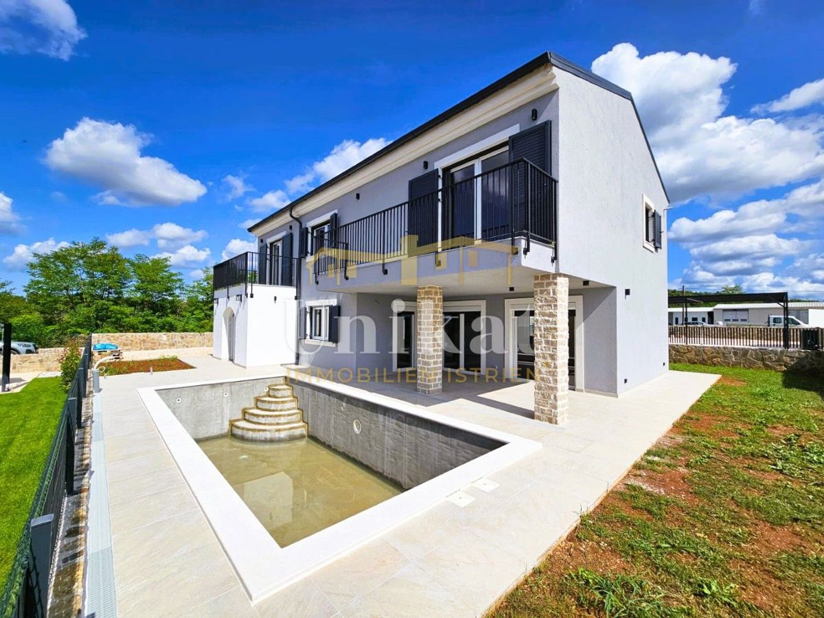 Novogradnja: hiša s 3 spalnicami in bazenom - pogled na morje